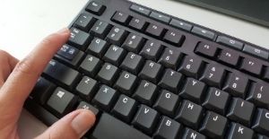 close up of windows 10 user trying to solve computer problem